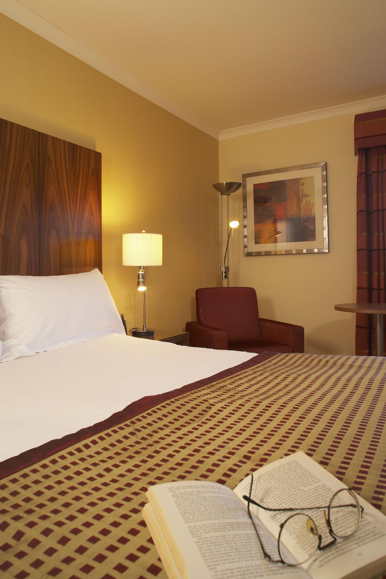Delta Hotels By Marriott Милтон-Кейнс Экстерьер фото