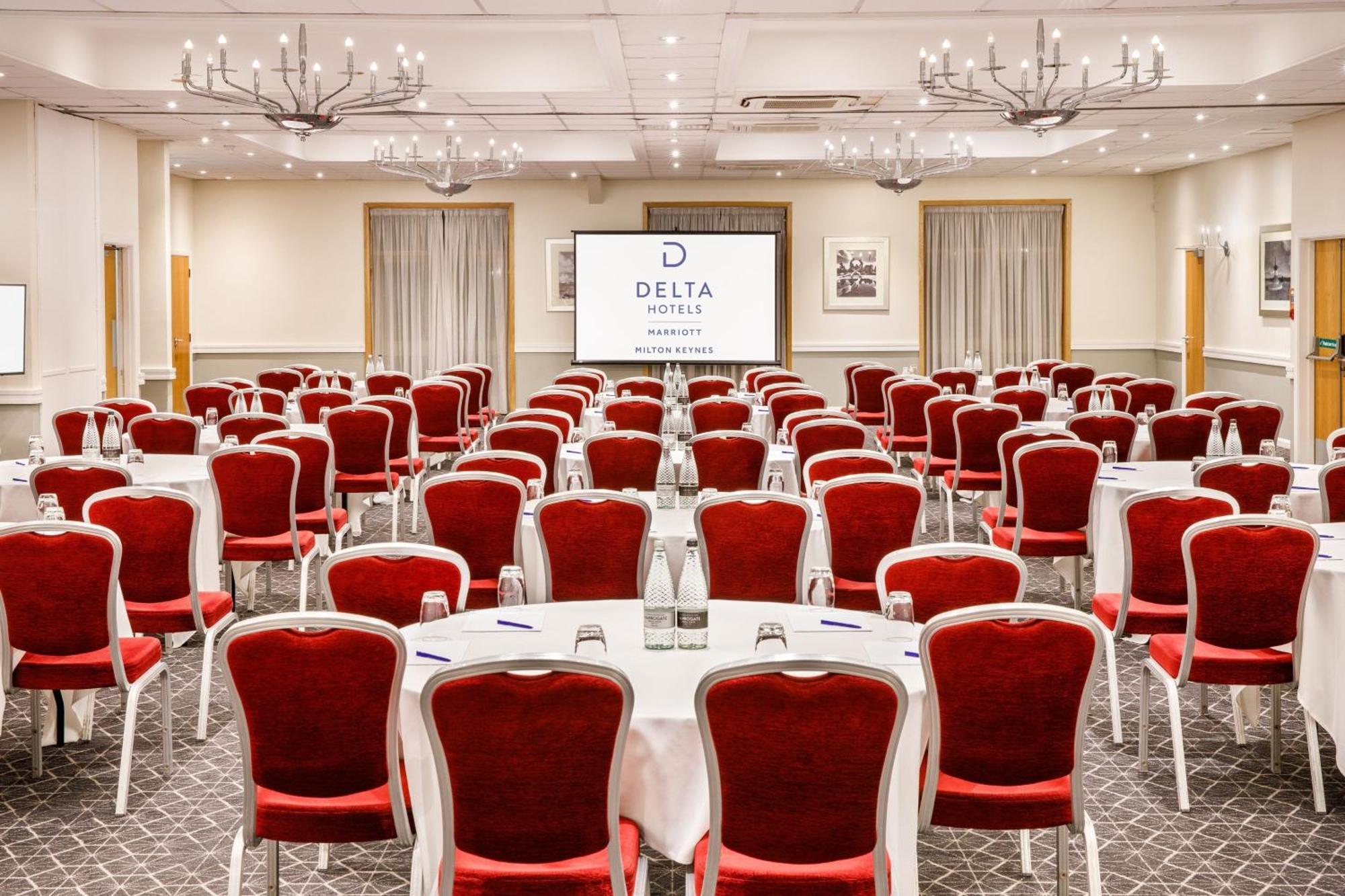 Delta Hotels By Marriott Милтон-Кейнс Экстерьер фото