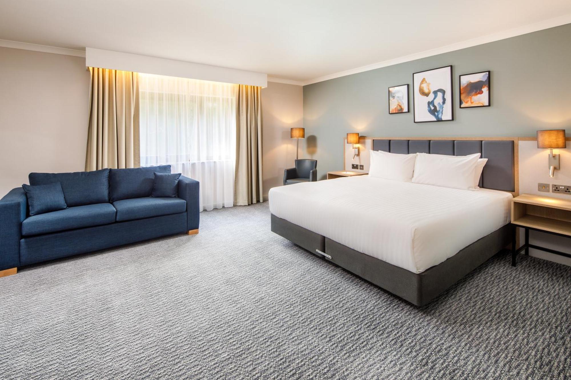 Delta Hotels By Marriott Милтон-Кейнс Экстерьер фото